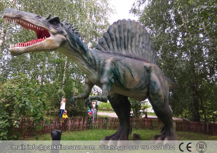 /Estatua del bosque dinosaurios